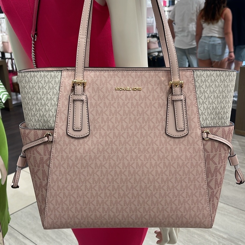 Michael Kors Voyager Large Color-Block Signature Logo Tote Bag
Powder Blush Mult - Picture 6 of 16